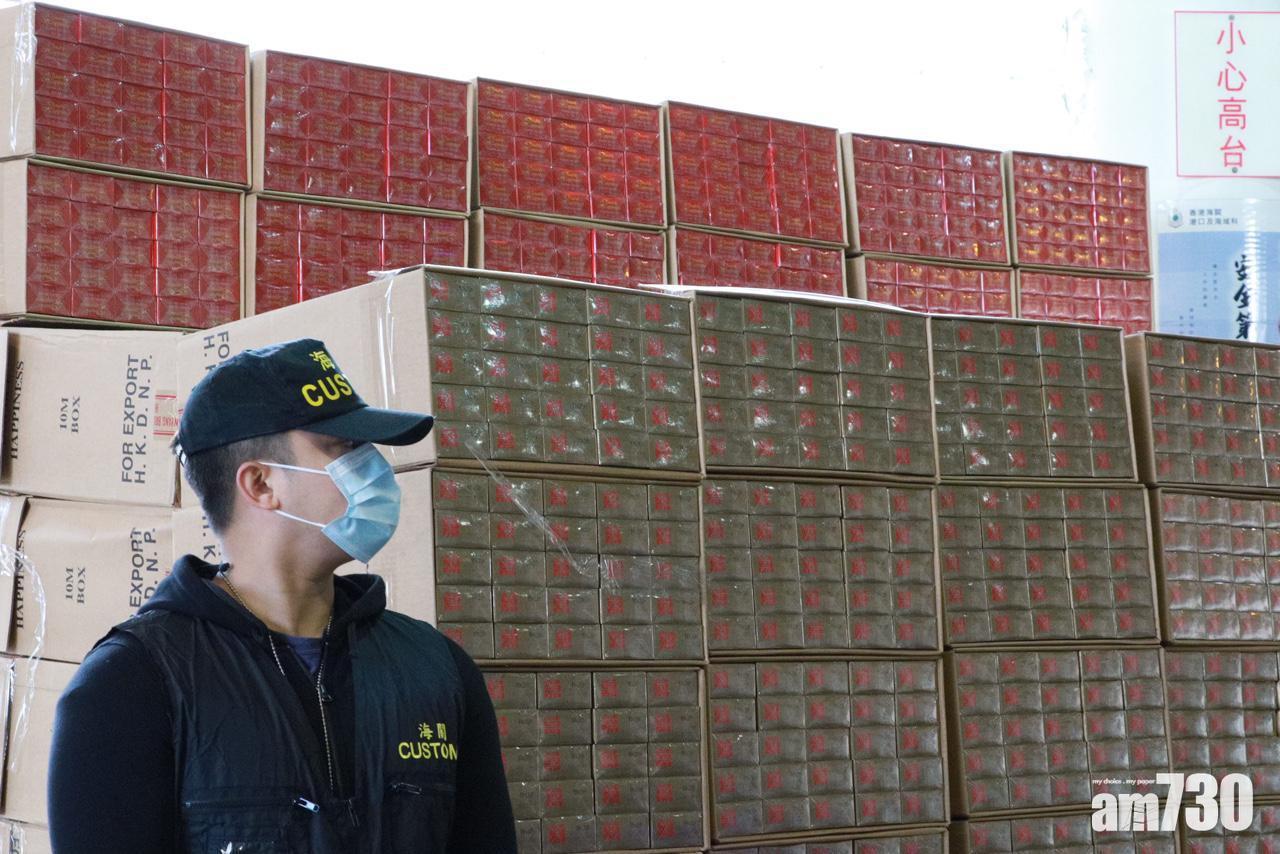 行動檢獲的私煙為煙盒未印有健康警告訊息的本地出口煙。(莊振邦攝)