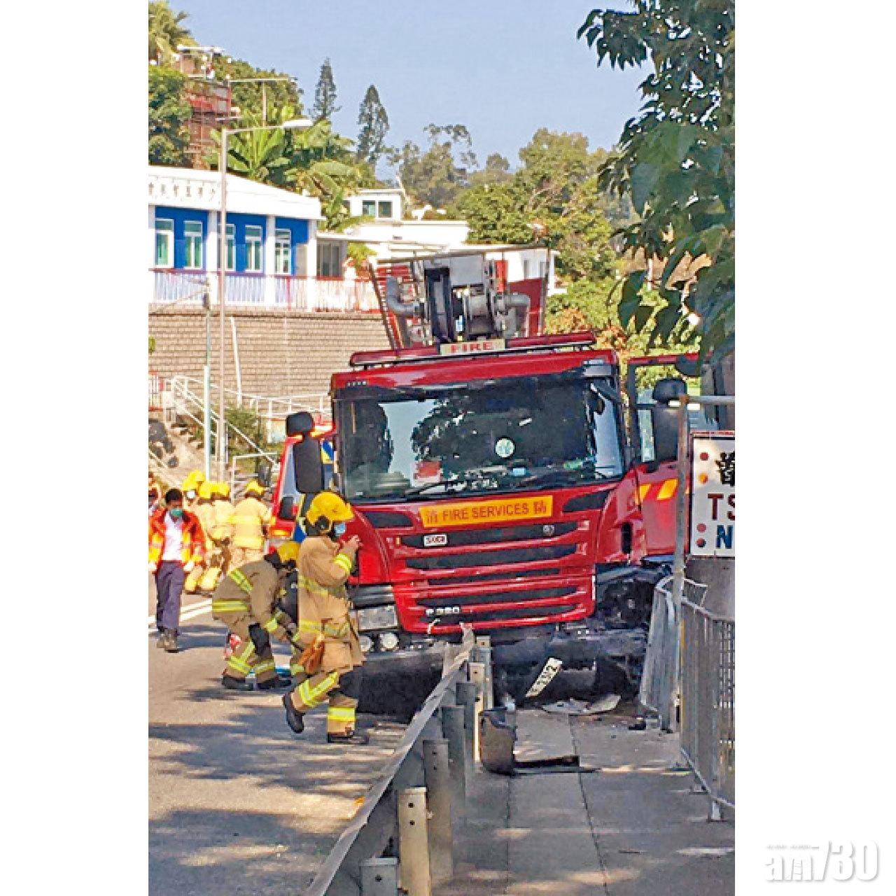 消防車半邊鏟上行人路。(網上圖片)