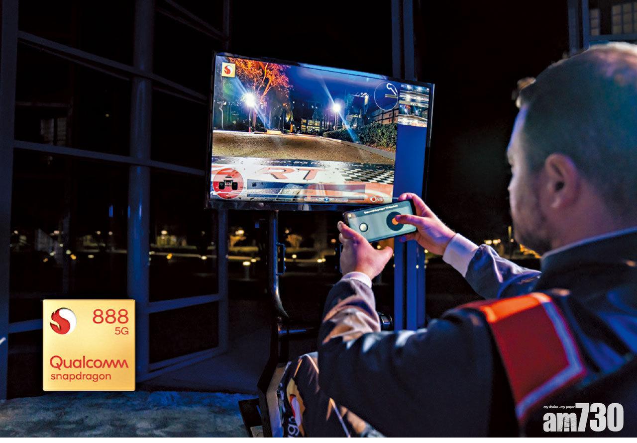 直播以5G毫米波連線的賽車,車手在1.6公里外以遙控比賽,示範S888的強大效能。