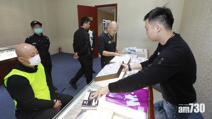 警方在涉案玉石店內調查。(互聯網)