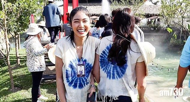 其中一位無大礙的佳麗強顏歡笑。(互聯網)