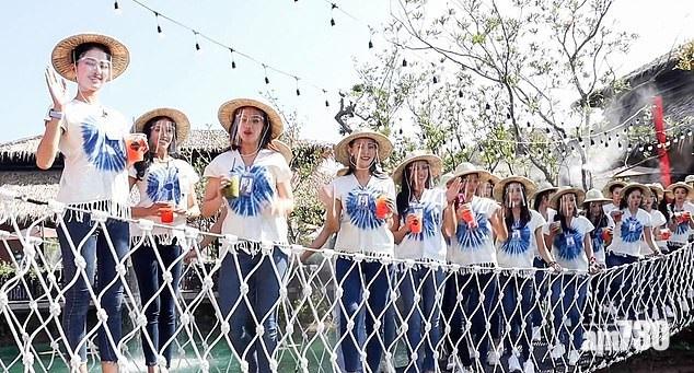 佳麗們在橋上大合照。(互聯網)