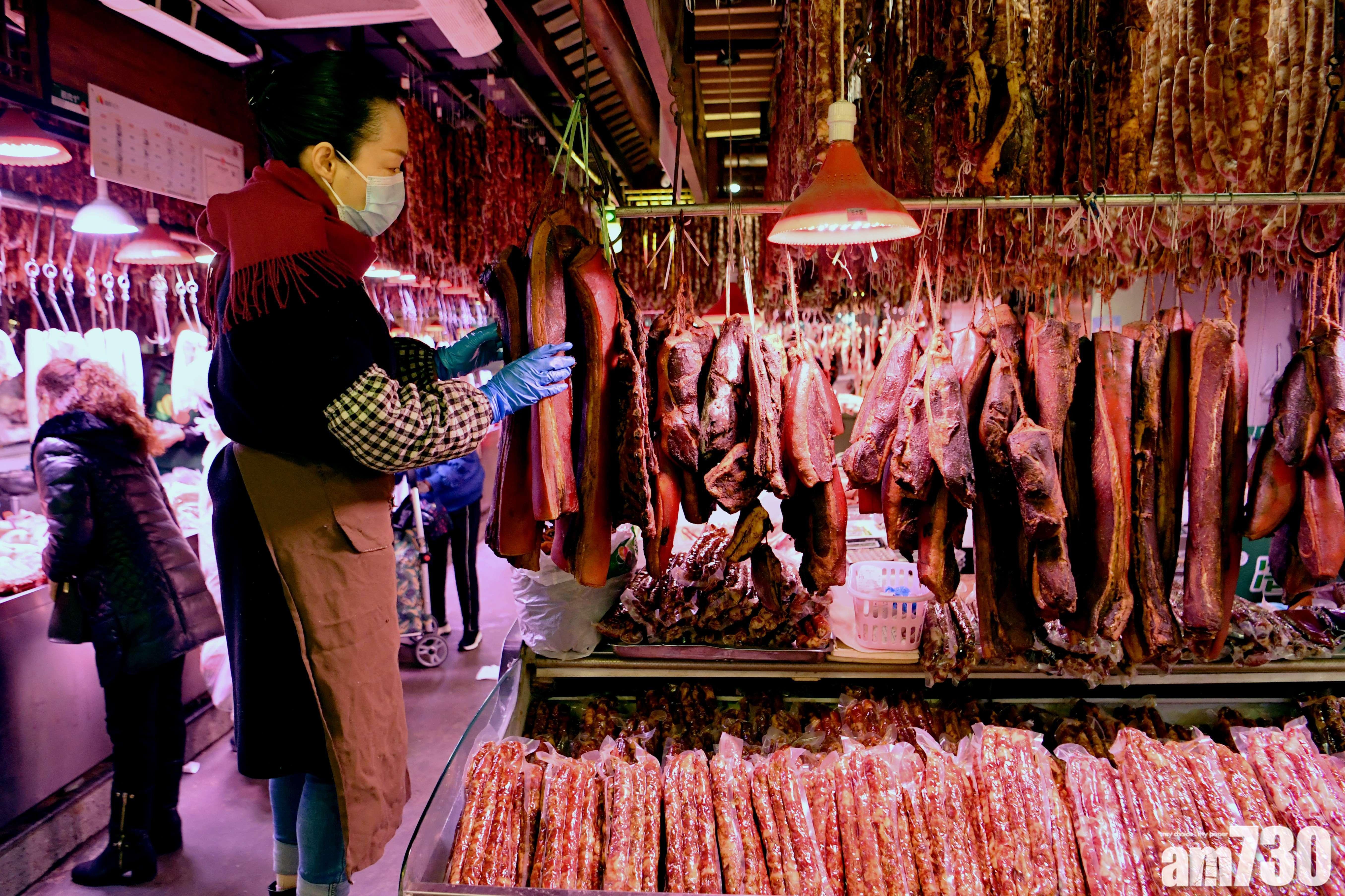 南方進入傳統製臘肉季節,推高豬肉消費需求。(中新社)