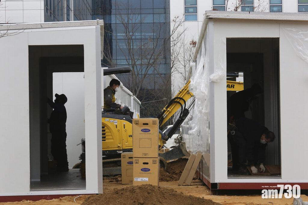 首爾醫院的貨櫃病房將提供150多張病床,工人正趕建。(美聯社)