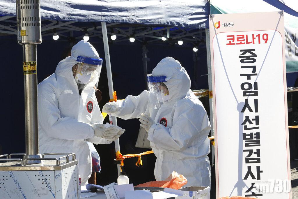衛生人員對樣本做病毒檢測。(美聯社)