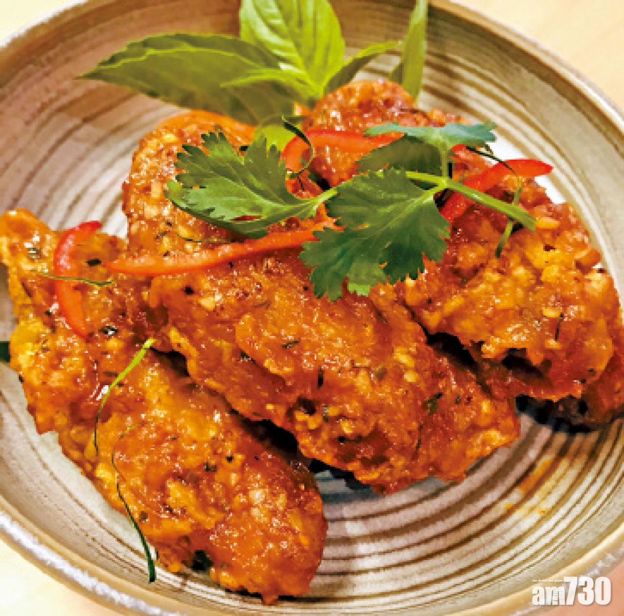 冬蔭功雞翼,將冬蔭功材料如南薑、香茅等混合加入青檸汁的自家製辣椒膏,以慢火將雞翼於鍋中攪拌,直至將醬汁掛到炸皮上,果然超掛汁勁惹味!