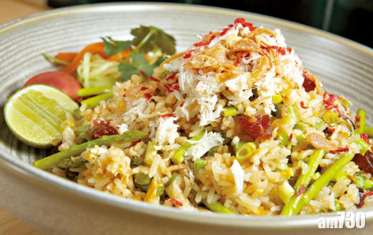 蟹肉臘腸炒飯,配料豐富,有炸乾蔥、櫻花蝦、蒜芯及泰式臘腸等,香氣四溢。