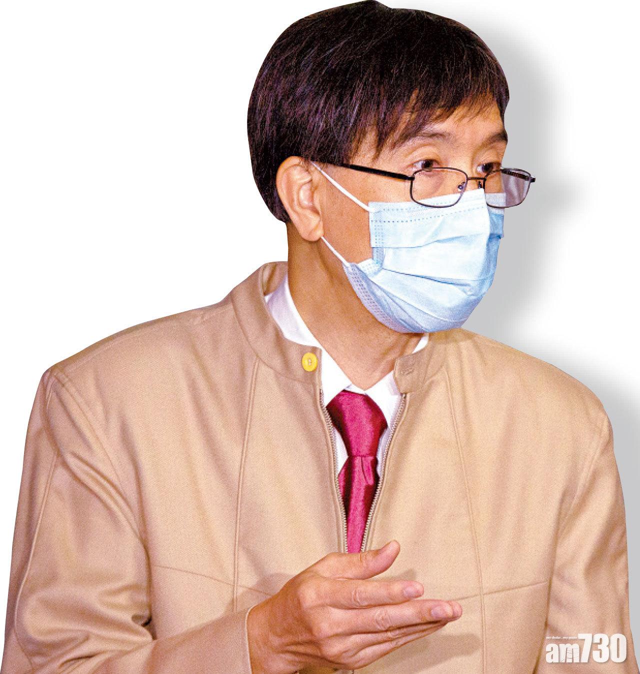 袁國勇昨視察東頭邨。(蘇文傑攝)