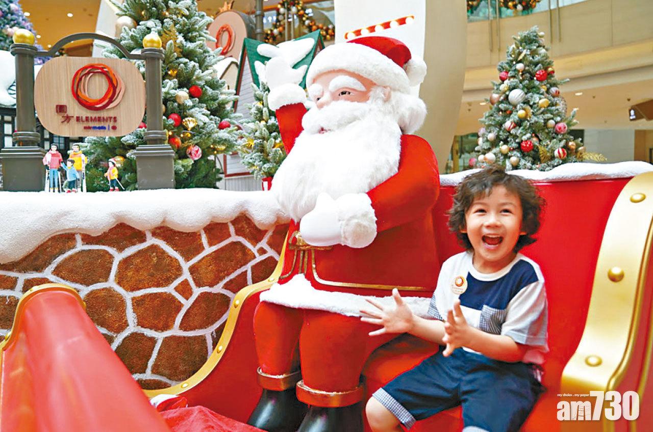 Juju現身「白色聖誕村莊」,玩到不捨得走。