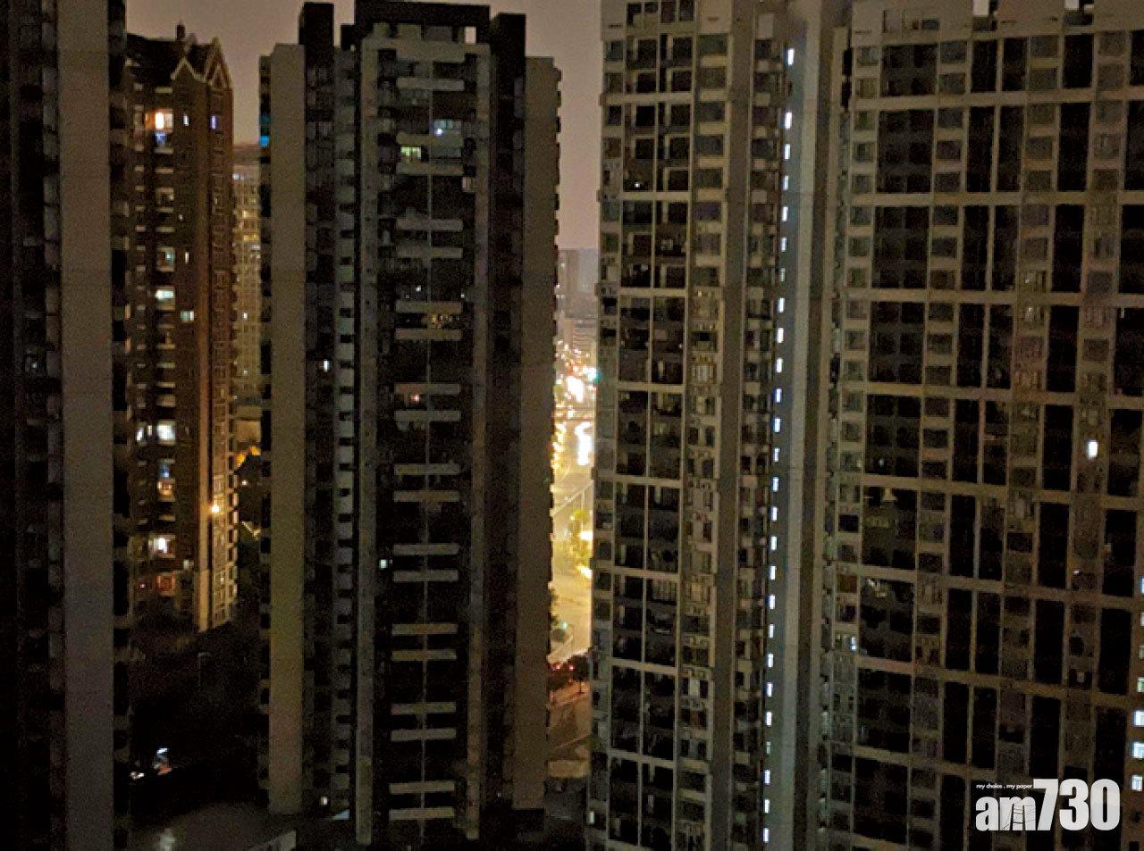 有荔灣居民摸黑,但眼看一街之隔燈火通明。(互聯網)