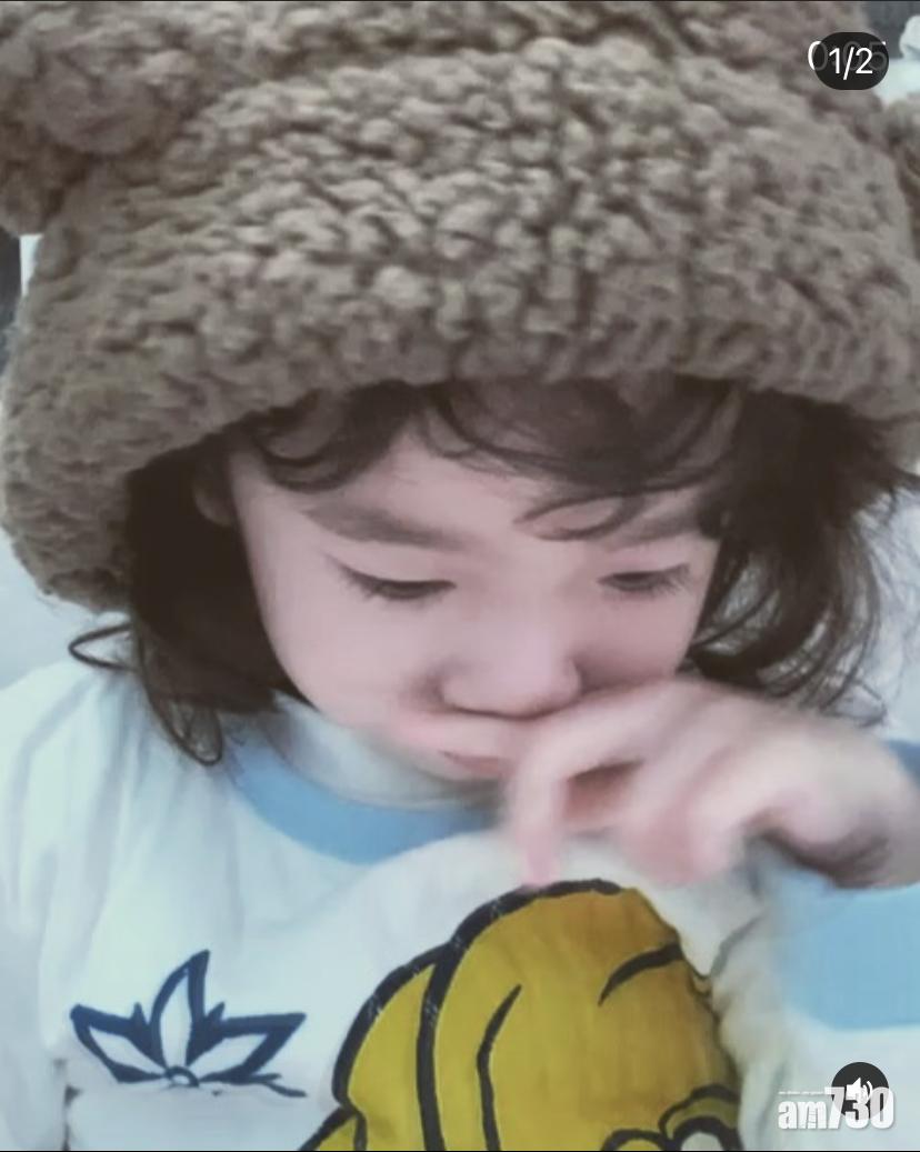 張繼聰女兒模仿他動作,喊Daddy,「加油」。(IG圖片)