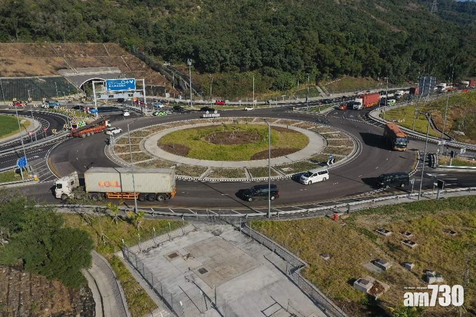 龍富路迴旋處是現時屯赤隧道的主要入口。(陳奕釗攝)