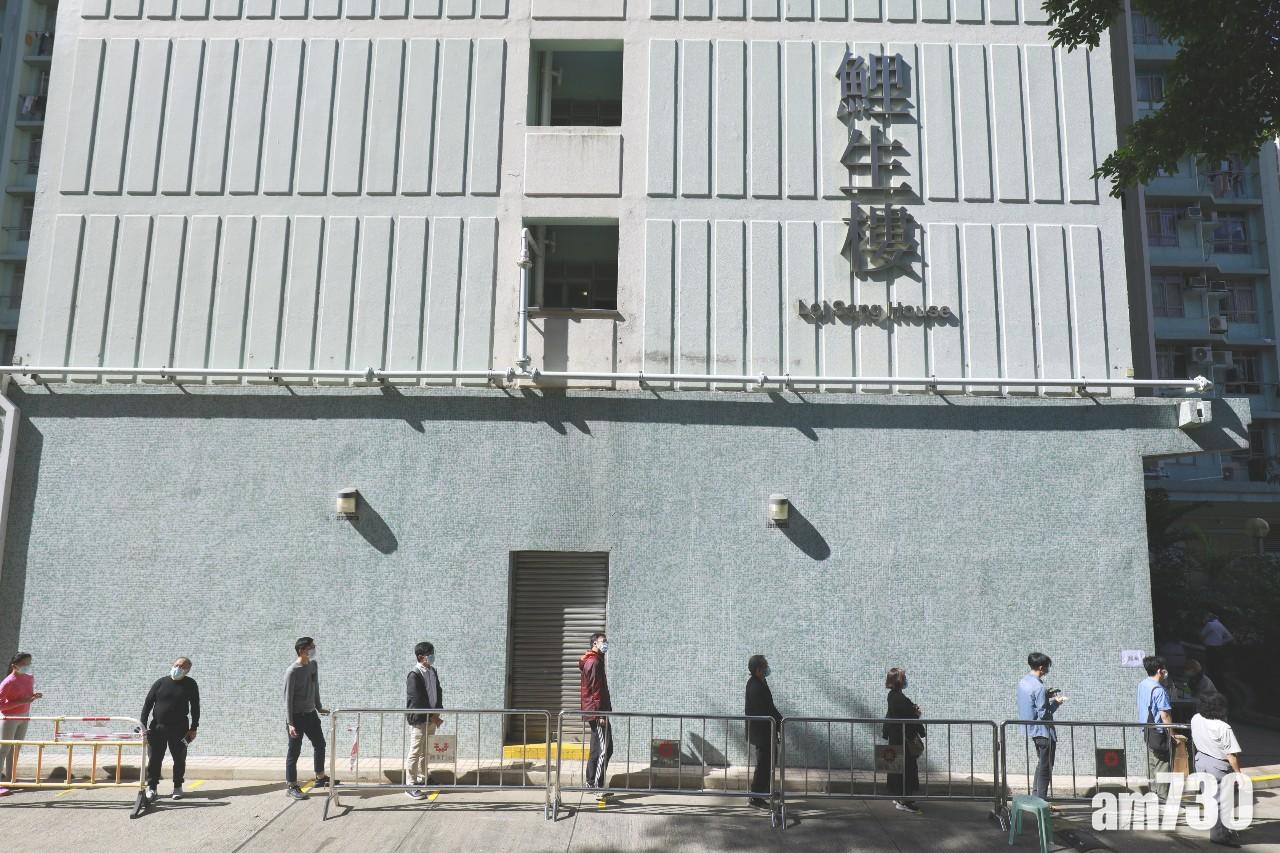 有居民在鯉生樓外輪候做測試。(林俊源攝)