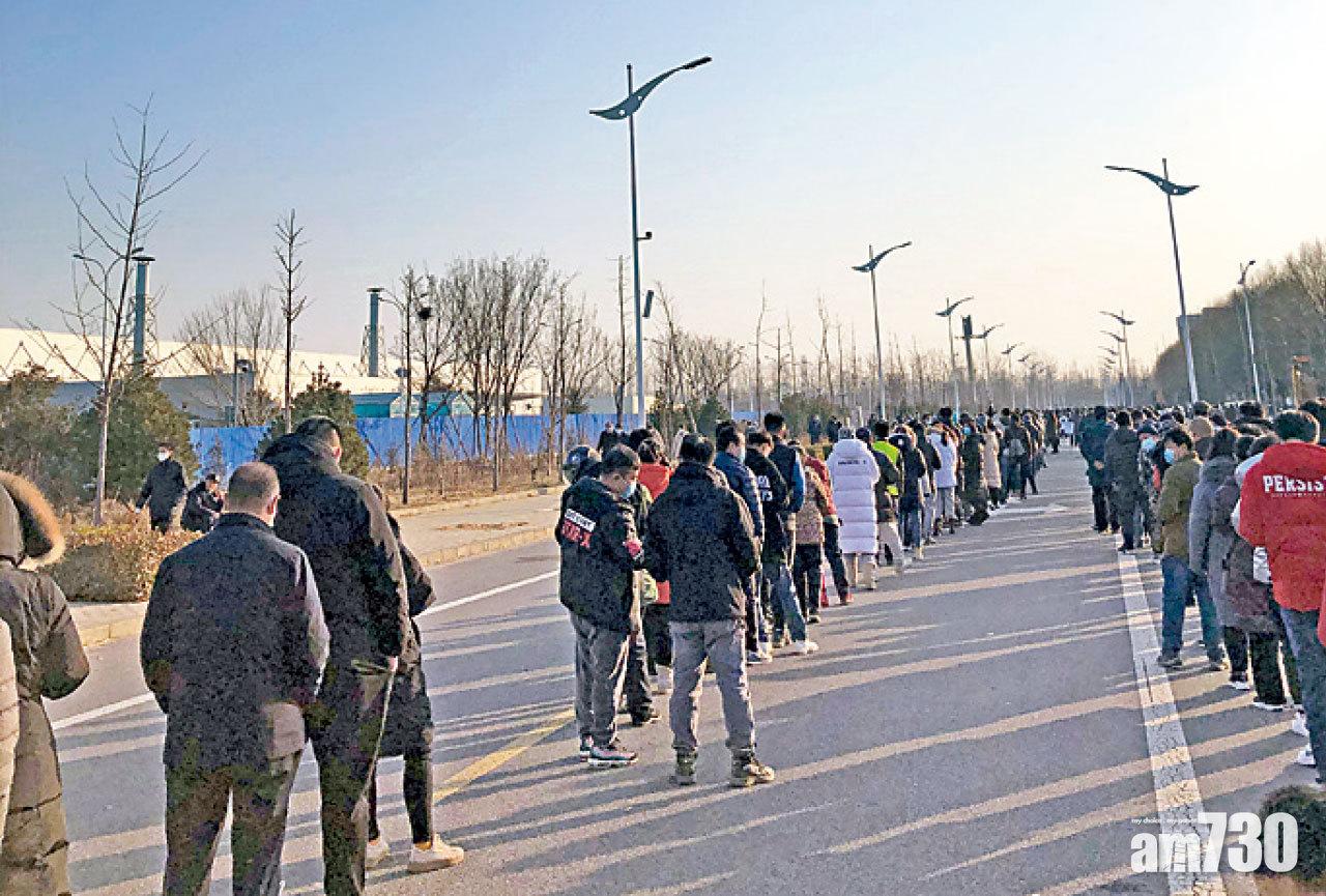 順義區不少居民冒寒排隊接受病毒檢測。(互聯網)