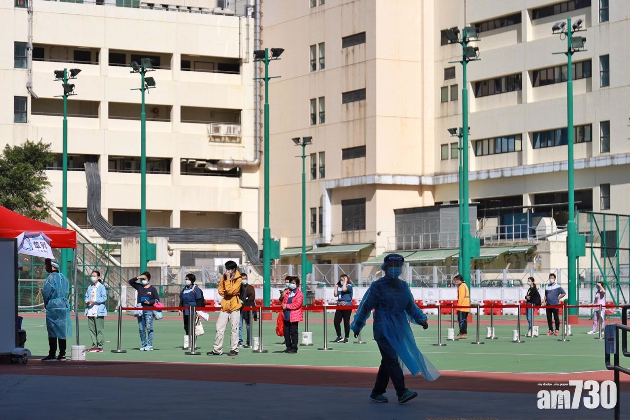 政府增設流動採樣站,為聯合醫院職員、訪客及病人檢測。(莊振邦攝)