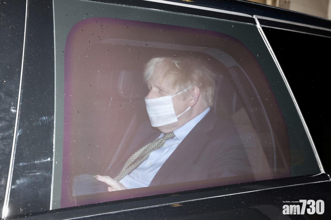 約翰遜完成訪問後乘座駕離開BBC大樓。(路透社)