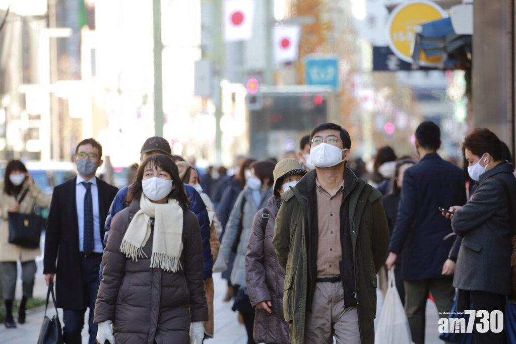 嚴峻疫情下,東京銀座人流沒明顯減少。(美聯社)