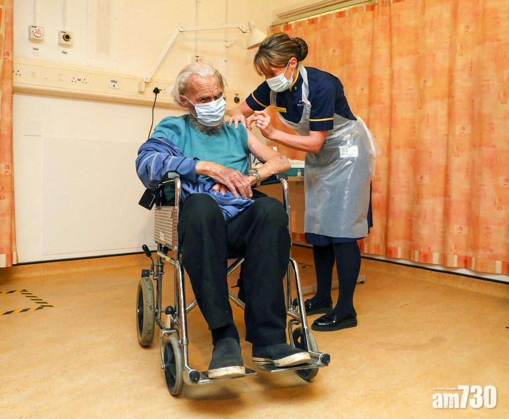 一名88歲長者接種牛津疫苗。(美聯社)