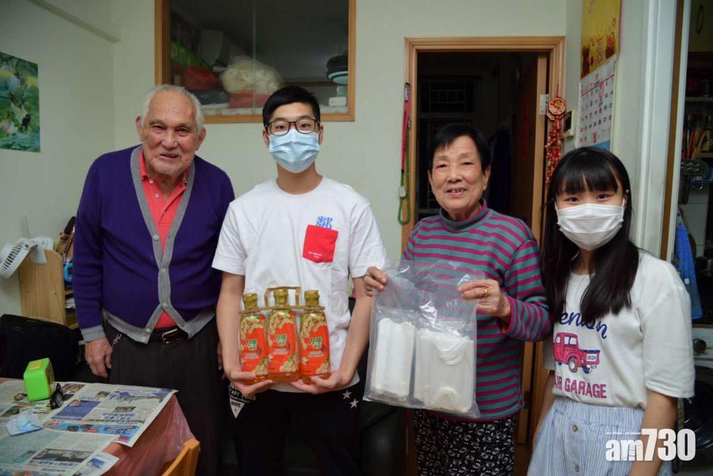 青年義工周綺林右一參與青協「鄰舍第一‧愛心Buy」,於疫情期間為長者代購日用品,以減低感染的風險。(青協圖片)