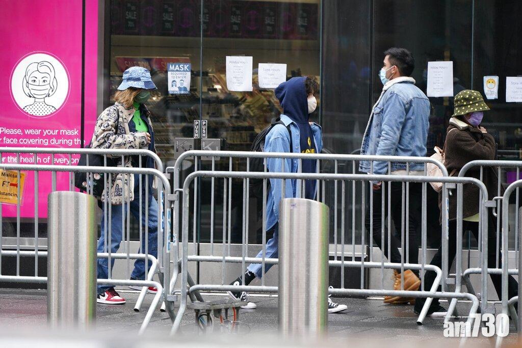 紐約民眾外出時戴口罩防疫。(資料圖片)