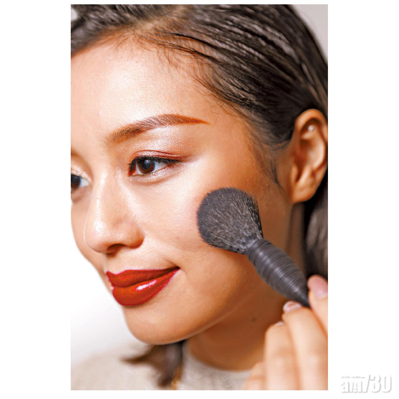 Step 3:掃上帶微光效果的淡粉紅色胭脂,提升面容好氣色。