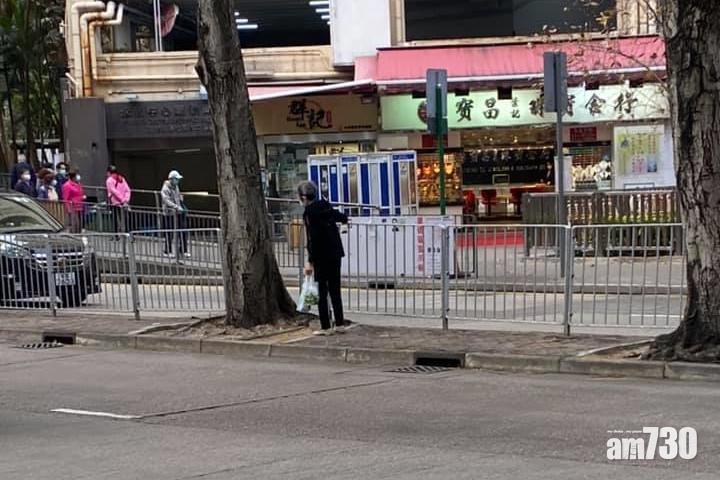 婆婆橫跨柴灣道時險象環生。(網民Chiu Man L@FB群組「柴灣人柴灣事」)