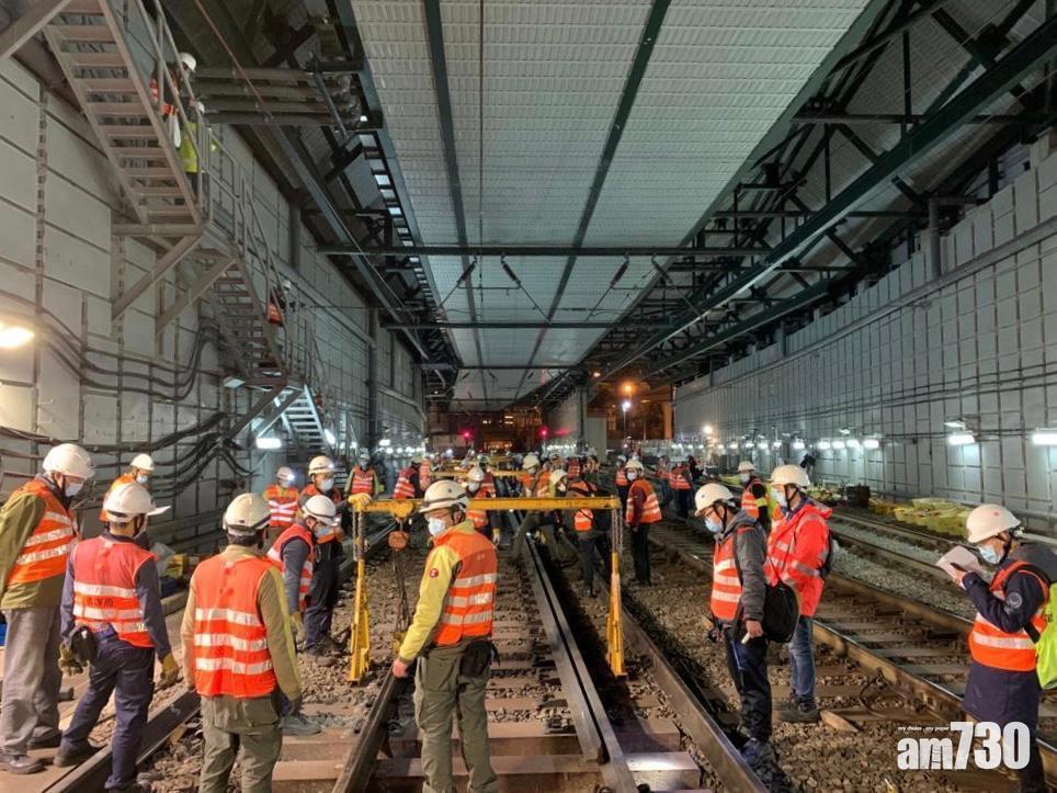 接駁軌道相關工作由凌晨起開始,目前大致按計劃推進。(港鐵提供)