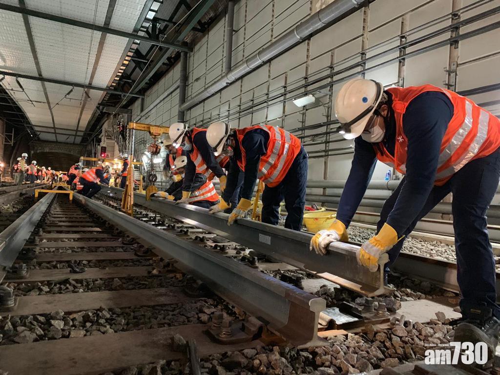 接駁軌道相關工作由凌晨起開始,目前大致按計劃推進。(港鐵提供)