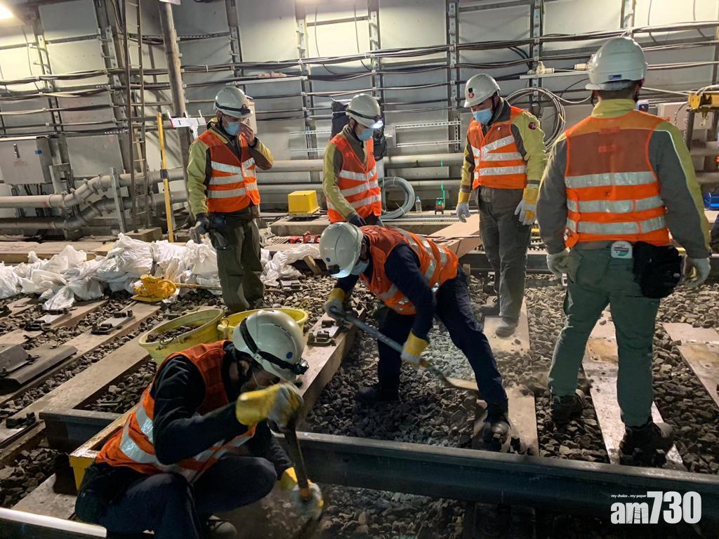 接駁軌道相關工作由凌晨起開始,目前大致按計劃推進。(港鐵提供)