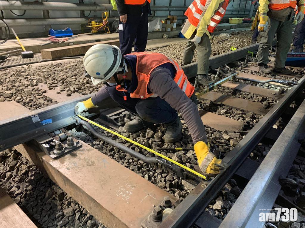 接駁軌道相關工作由凌晨起開始,目前大致按計劃推進。(港鐵提供)