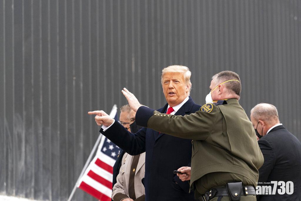 特朗普周三視察德州的美墨邊境。(美聯社)