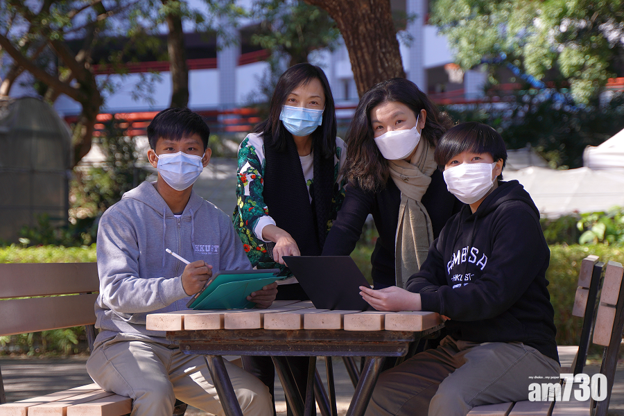 林鄔潤儀(右二)指,去年仍有來自美國、荷蘭及澳洲等地的企業,為學生提供虛擬實習。(科大提供)