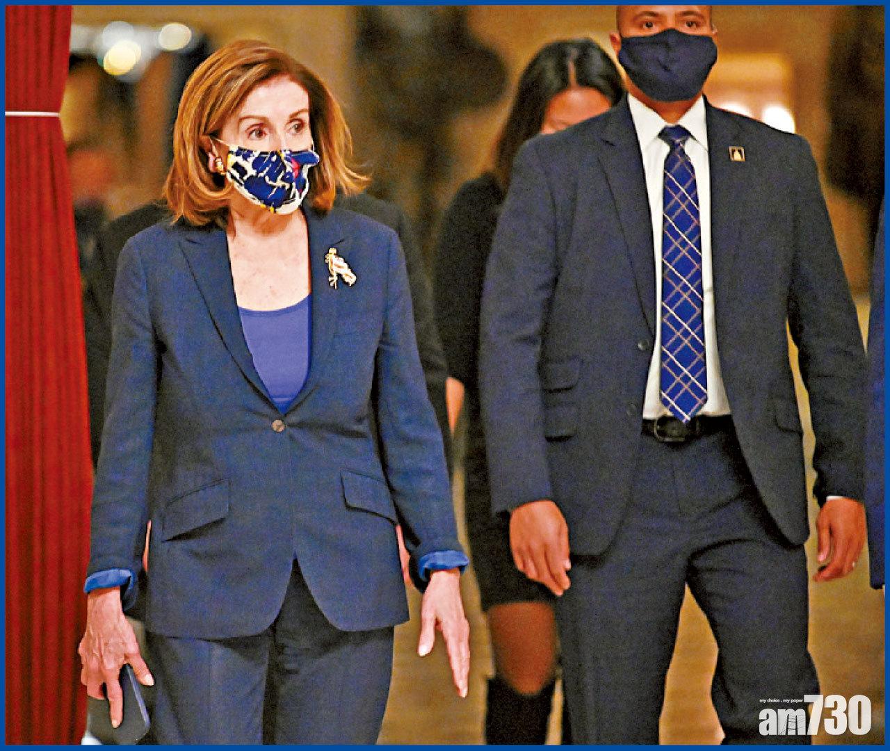 眾院周二通過決議,要求彭斯引用憲法第25修正案罷免特朗普,圖為佩洛西步入議事廳。