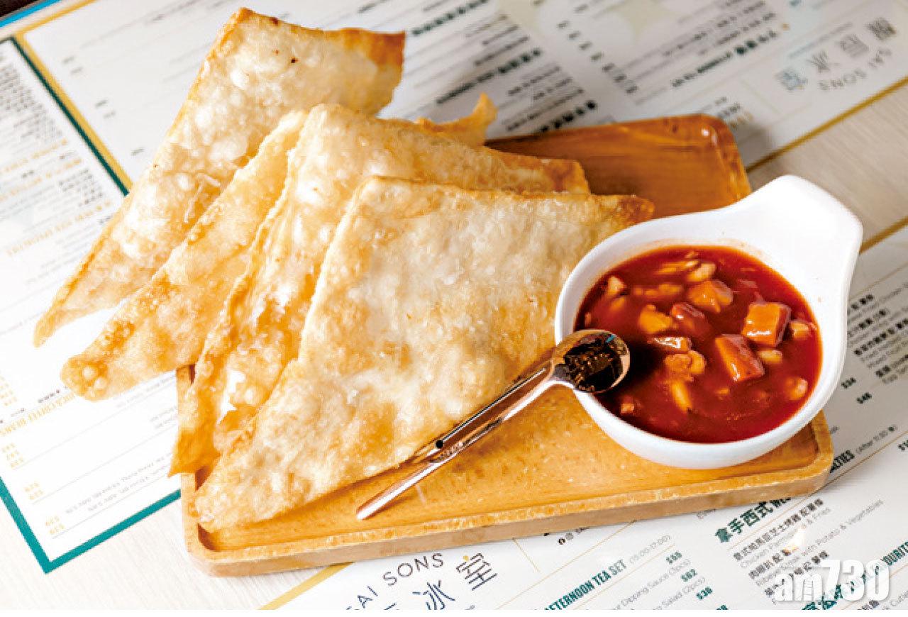 ▲「襟撈」雲吞配海鮮酸甜汁,其實是錦滷雲吞,大大塊炸雲吞內包裹蝦肉及肉碎,沾上足料的海鮮酸甜汁一起伴食,非常開胃,適合搭配啤酒享用。$55