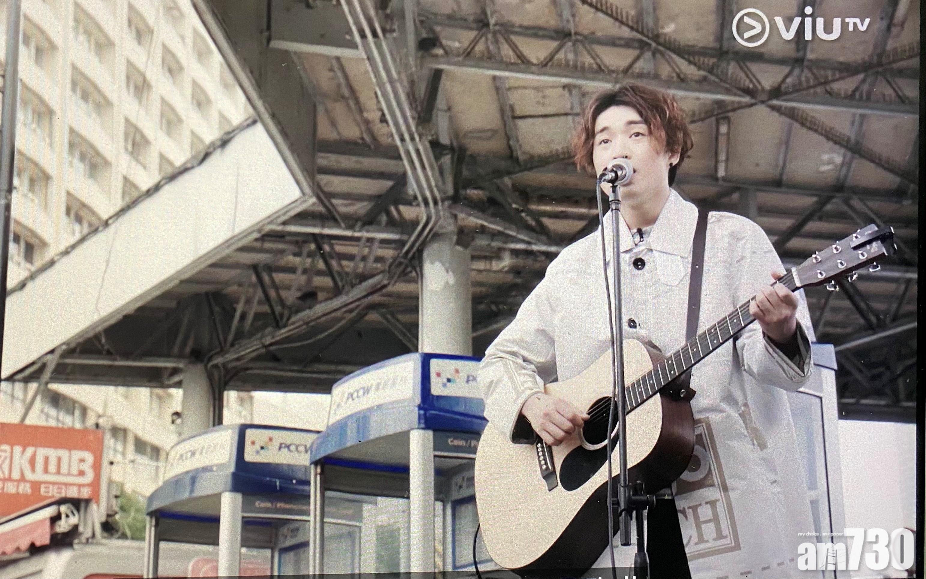 Jer重回昔日busking的尖沙咀碼頭,自彈自唱《走》。