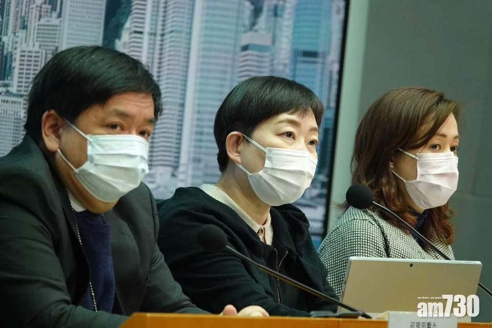 何理明(左)指當局會透過加強教育及宣傳,呼籲少數族裔提高防疫意識。(陳奕釗攝)