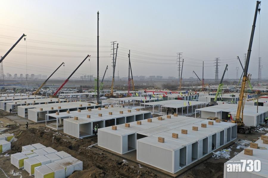 河北石家莊疫情嚴重,當局迅速興建類似「方艙醫院」的檢疫中心。(美聯社圖)