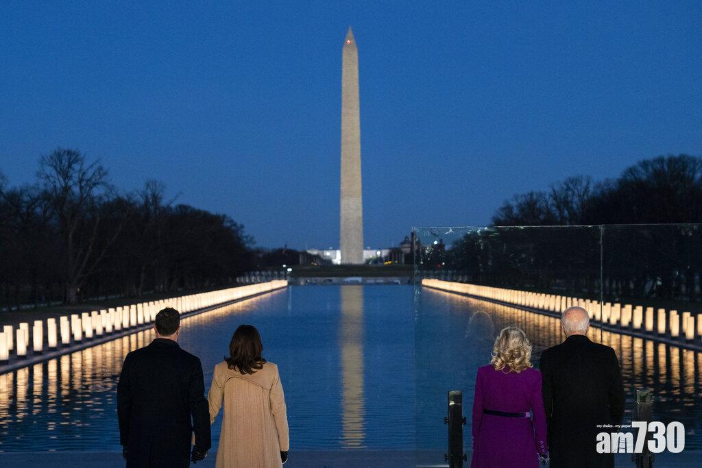 拜登夫婦與賀錦麗夫婦參加悼念儀式。(美聯社)