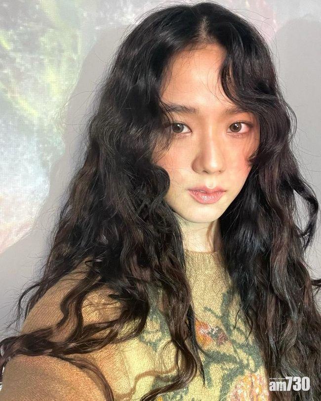 Jisoo今日於IG上載的花絮照。