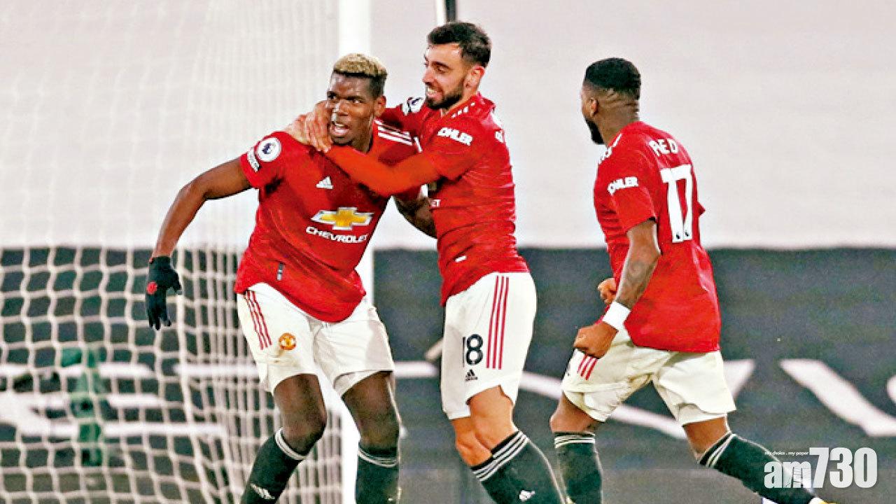 保羅普巴入球,與隊友慶祝。