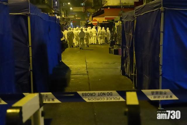 一批身穿白色全副保護衣人員在封鎖區內戒備。(鍾式明攝)