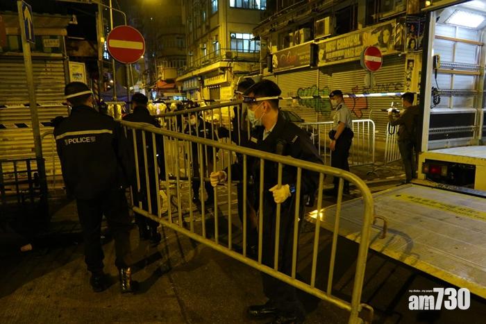 政府凌晨4時宣布圍封佐敦4街,警員現場擺設鐵馬及設置封鎖線。(鍾式明攝)