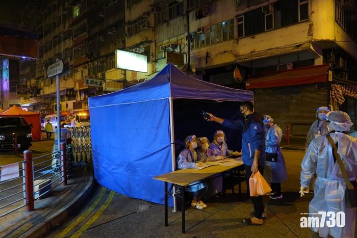 在上海街附近設置了一個個用藍色帳篷搭成的流動檢測站。(鍾式明攝)
