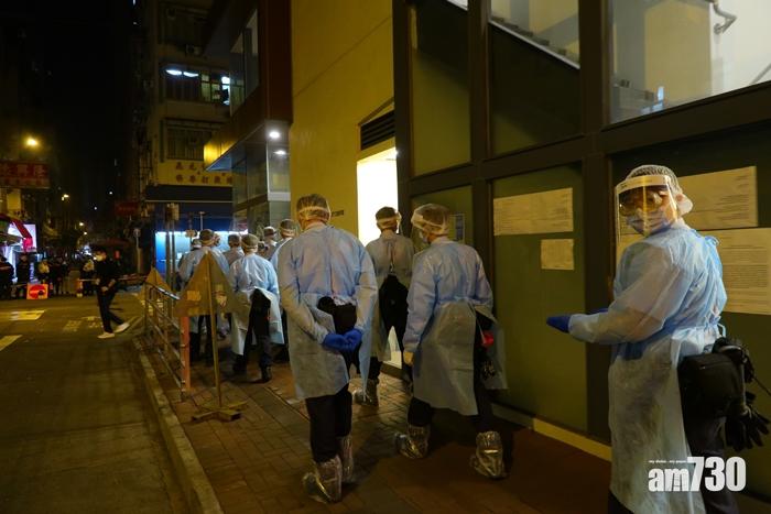 一批穿著保護裝備的人員在街頭巡視。(鍾式明攝)