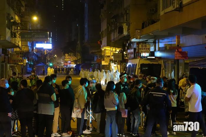 進入佐敦受限區域的市民均須在入口接受查問及登記。(鍾式明攝)