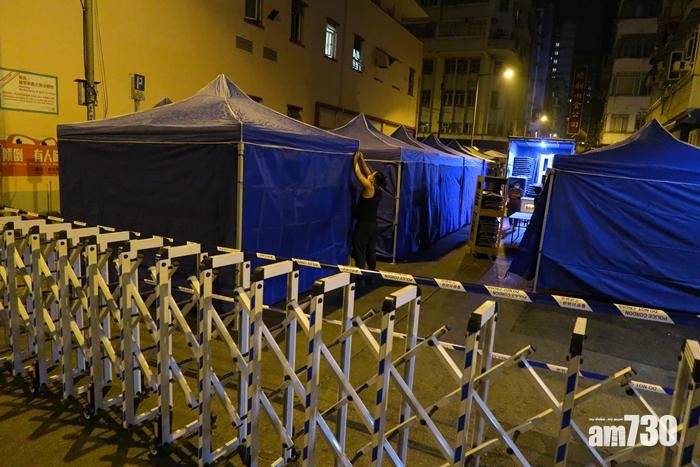 「圍封」局域內搭建一個個藍色帳篷的流動檢測站。(鍾式明攝)