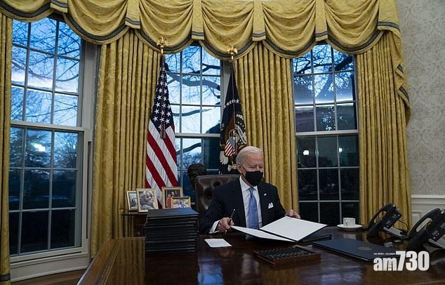 拜登上任首日簽署行政命令推翻特朗普多項政策,但三分一美國人反對他重返世衛和《巴黎協定》。(美聯社)