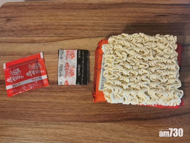 巴拉展示即食麵。(互聯網)