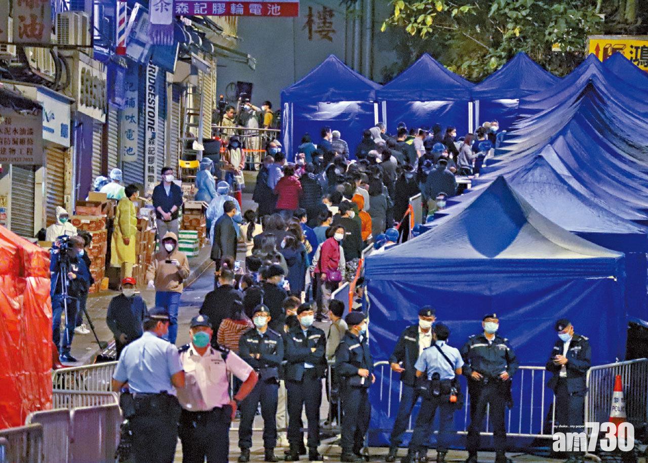 大批東發大廈居民落樓輪候檢測。(鍾式明攝)