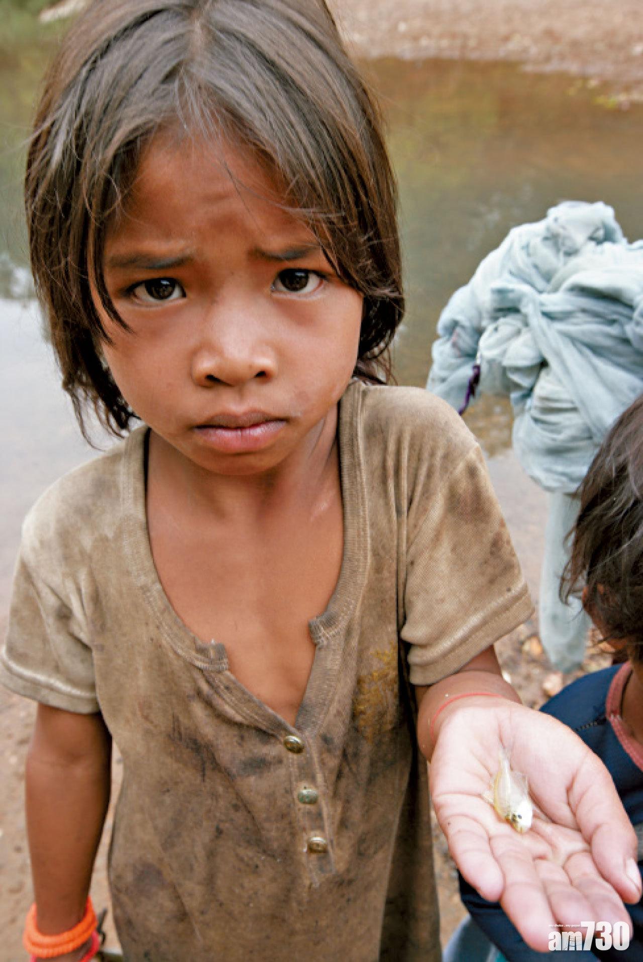 難忘十多年前第一次親眼看見柬埔寨孩子搵食艱難的情況。一條小魚就是一家人的一餐。